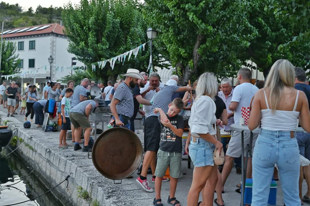 Na latu, na lešo, u rižotu, na buzaru: Zatonjani održali još jednu veselu Pidočijadu