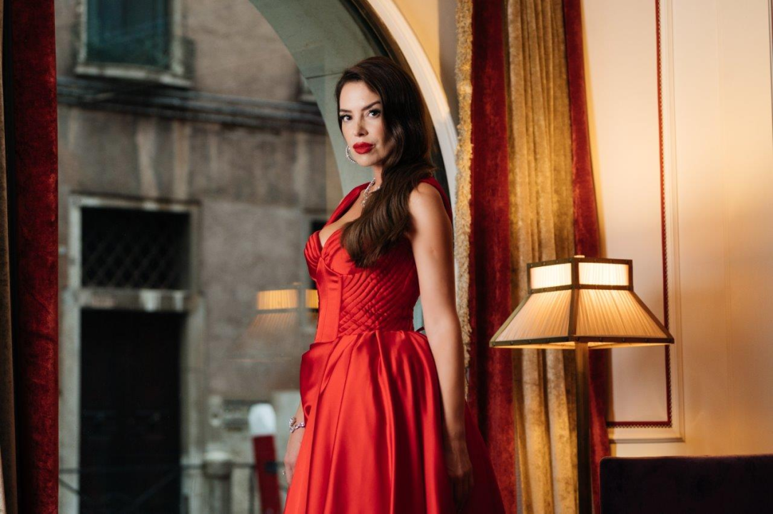 Glamurozna Iva Jerković zasjala na crvenom tepihu Venezia Film Festivala uz Cotril