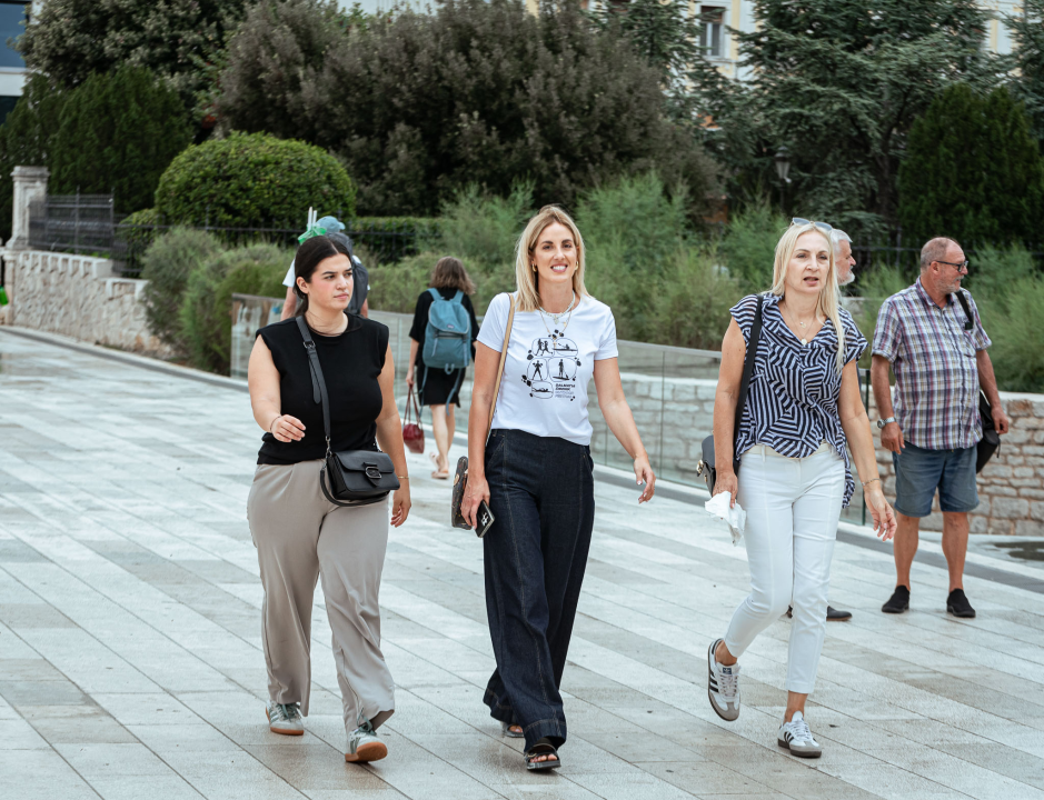 Lijepi Šibenčani i gosti znaju kako dobro izgledati i po promjenjivom vremenu