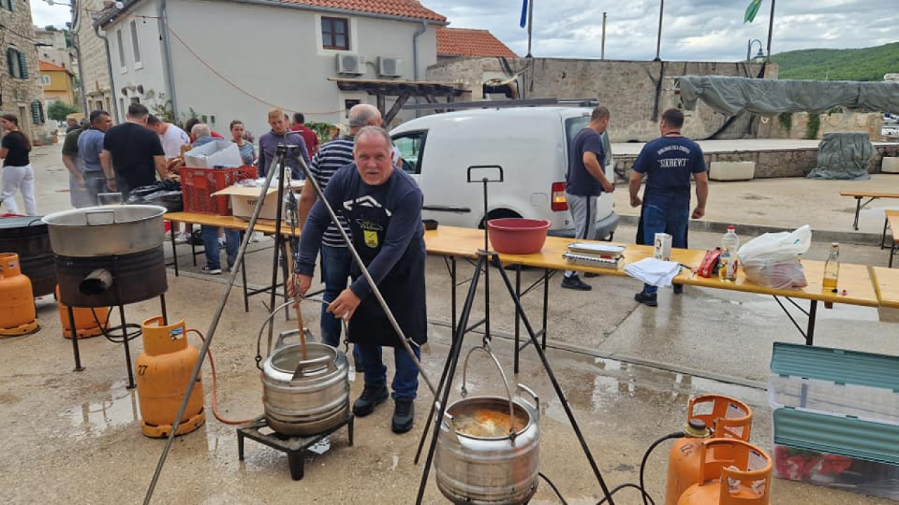 Slavonski duh u srcu Dalmacije: Druženje uz čvarke i čobanac u Tribunju