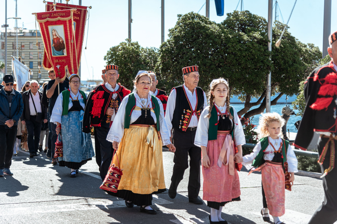 Povodom Dana Šibenika održana tradicionalna svečana procesija ulicama grada i sveta misa
