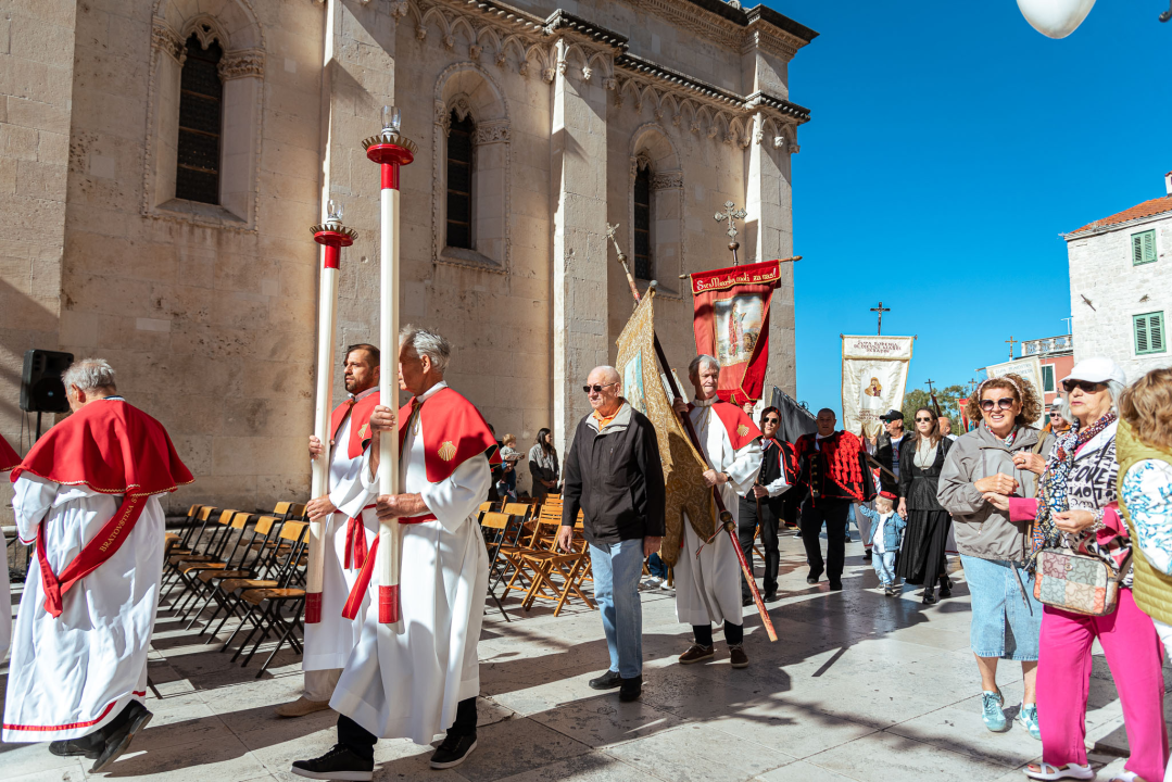 Povodom Dana Šibenika održana tradicionalna svečana procesija ulicama grada i sveta misa
