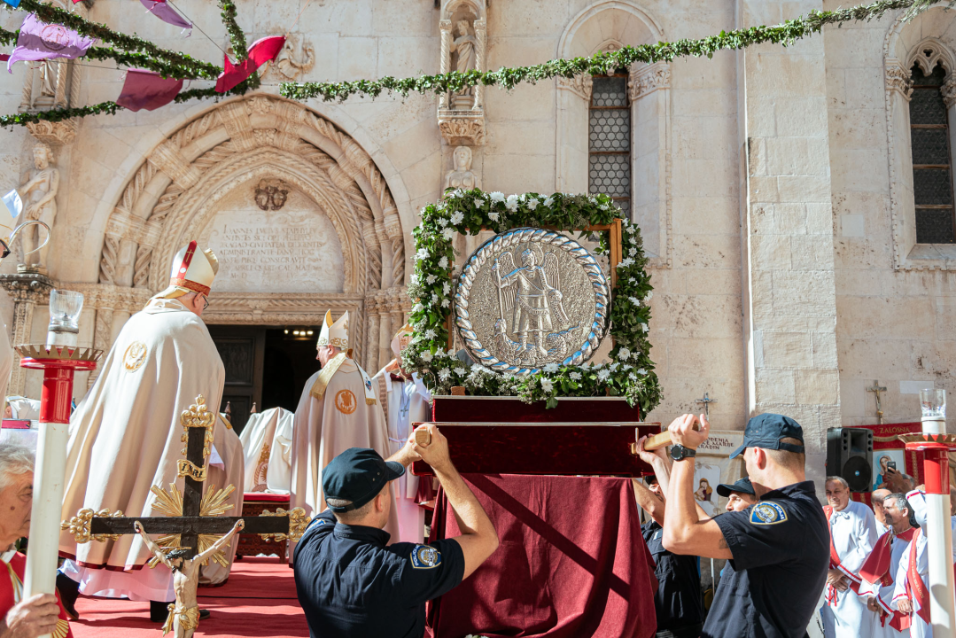 Povodom Dana Šibenika održana tradicionalna svečana procesija ulicama grada i sveta misa