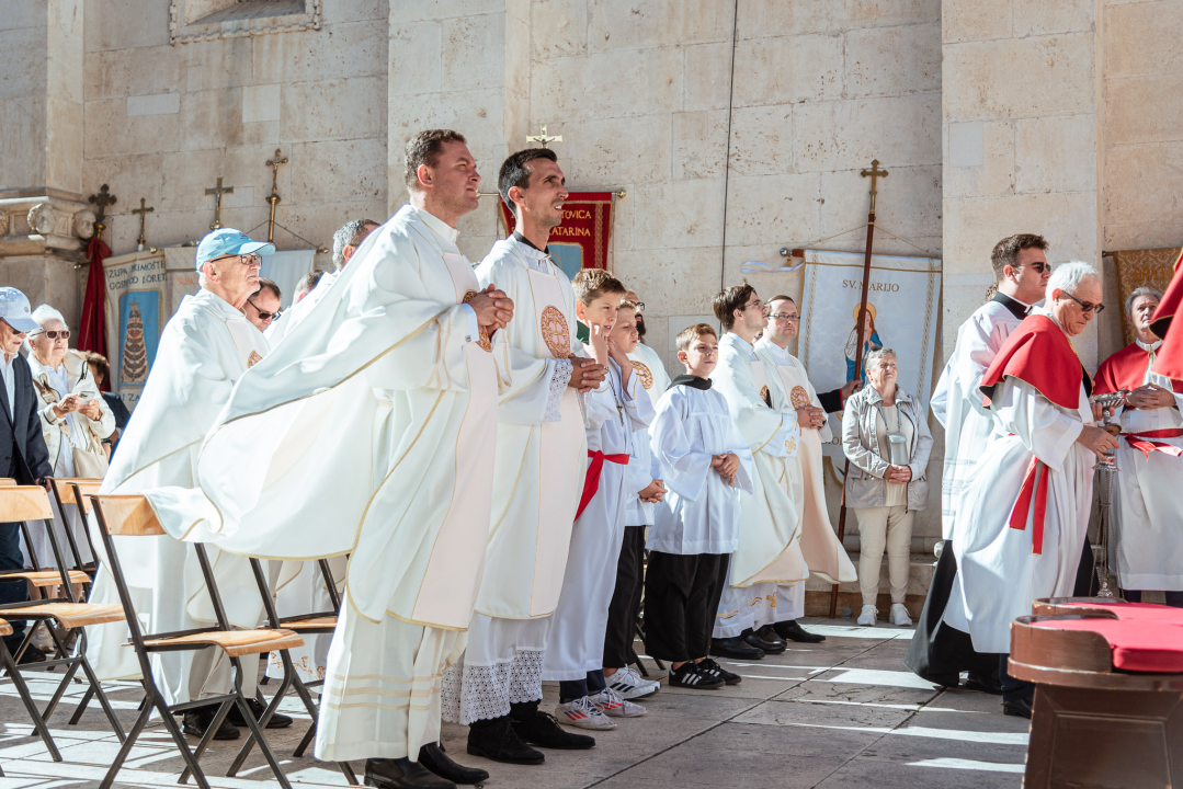 Povodom Dana Šibenika održana tradicionalna svečana procesija ulicama grada i sveta misa