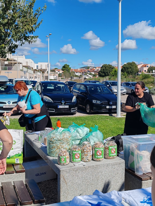 Veliki odaziv na akciju čišćenja plaže Rezalište: Sudionici svih generacija ujedinjeni za čistu obalu