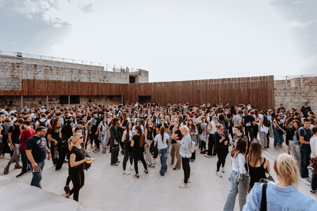 Preko 300 šibenskih gimnazijalaca pohodilo tri tvrđave: 'Ma vidi koliko mladih, lipo li ih je vidit'