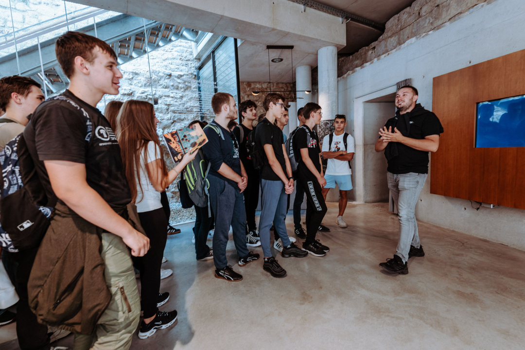 Preko 300 šibenskih gimnazijalaca pohodilo tri tvrđave: 'Ma vidi koliko mladih, lipo li ih je vidit'