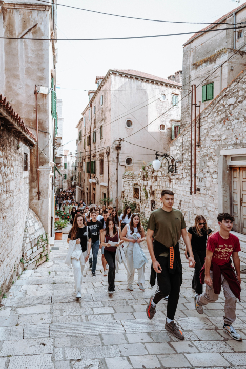 Preko 300 šibenskih gimnazijalaca pohodilo tri tvrđave: 'Ma vidi koliko mladih, lipo li ih je vidit'