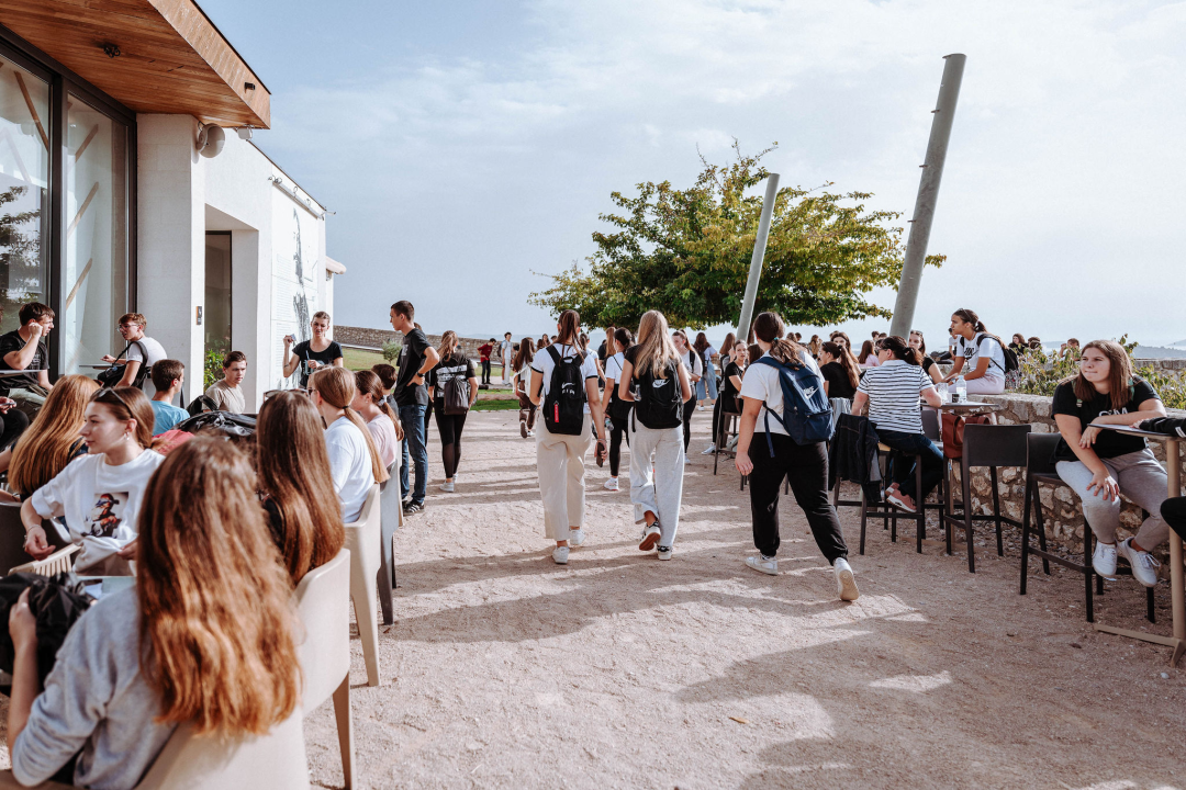 Preko 300 šibenskih gimnazijalaca pohodilo tri tvrđave: 'Ma vidi koliko mladih, lipo li ih je vidit'