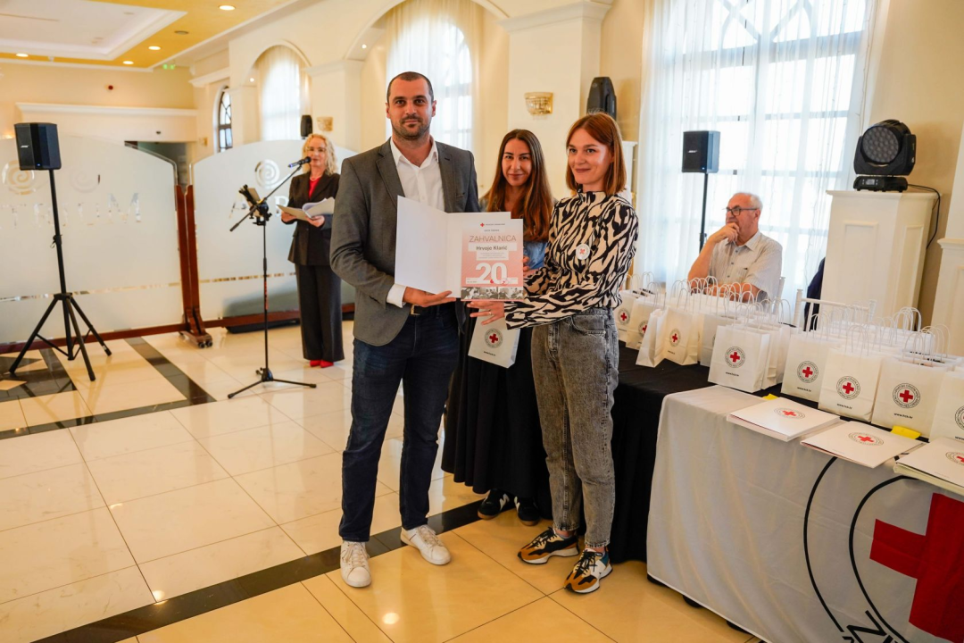 Šibenski Crveni križ dodjelio zahvalnice darivateljima krvi. Tomislav Zjačić svoju donirao čak sto puta 