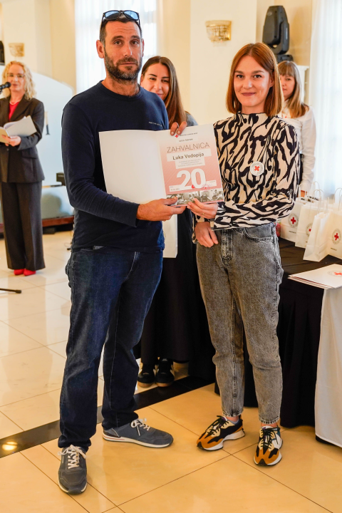 Šibenski Crveni križ dodjelio zahvalnice darivateljima krvi. Tomislav Zjačić svoju donirao čak sto puta 