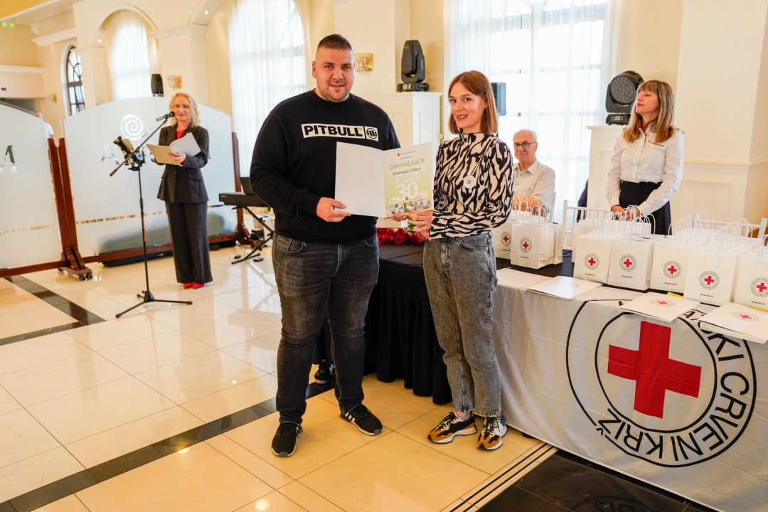 Šibenski Crveni križ dodjelio zahvalnice darivateljima krvi. Tomislav Zjačić svoju donirao čak sto puta 