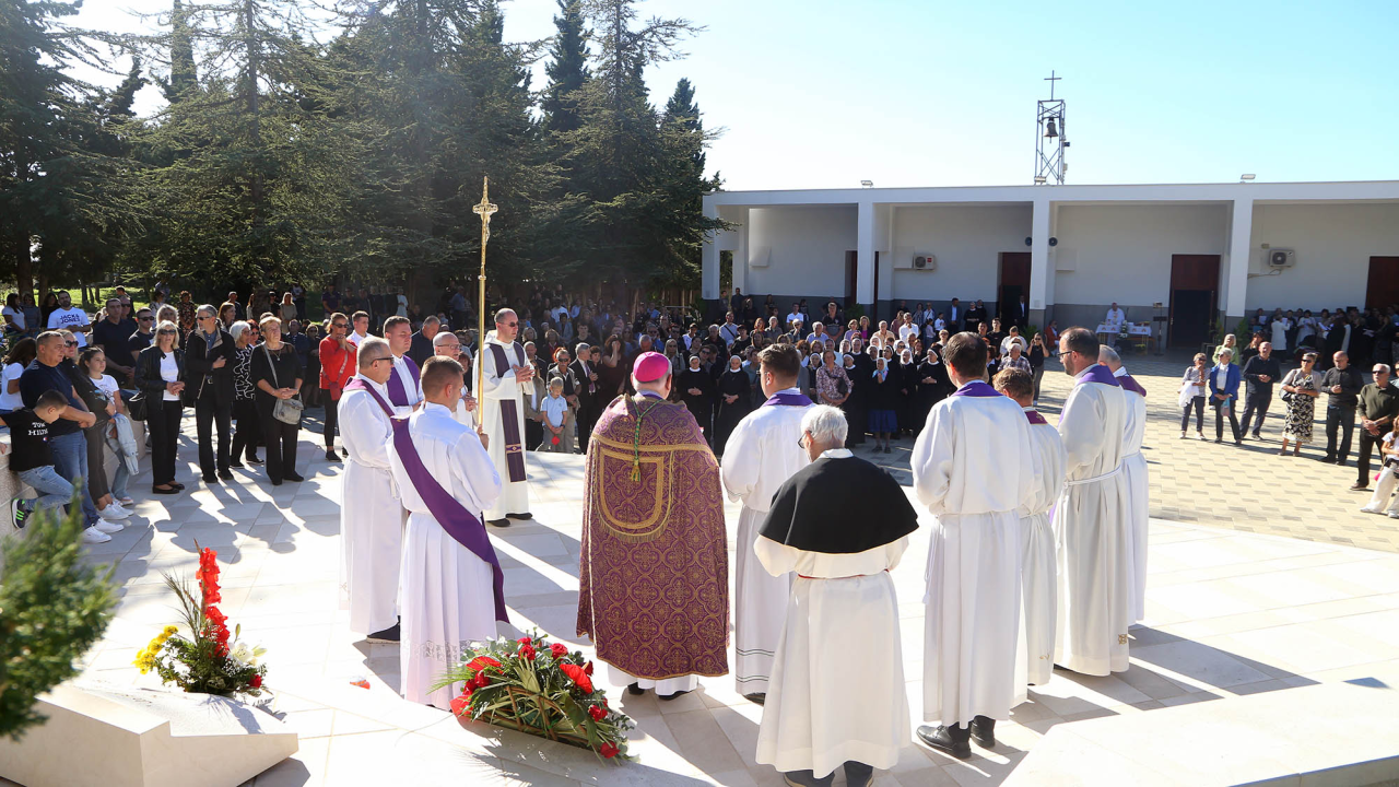 Biskup Rogić predvodio misu na gradskom groblju Kvanj