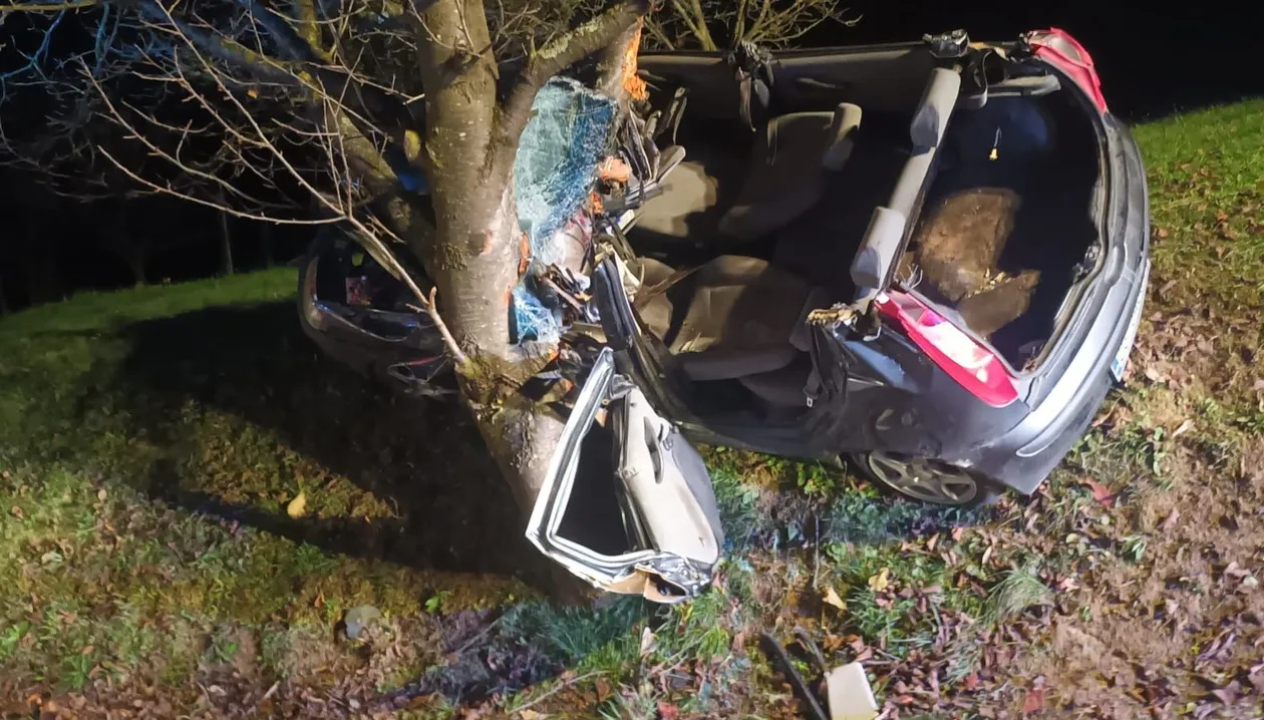 Zastrašujući prizori smrskanog auta: Mladić čudom preživio i izvan životne opasnosti