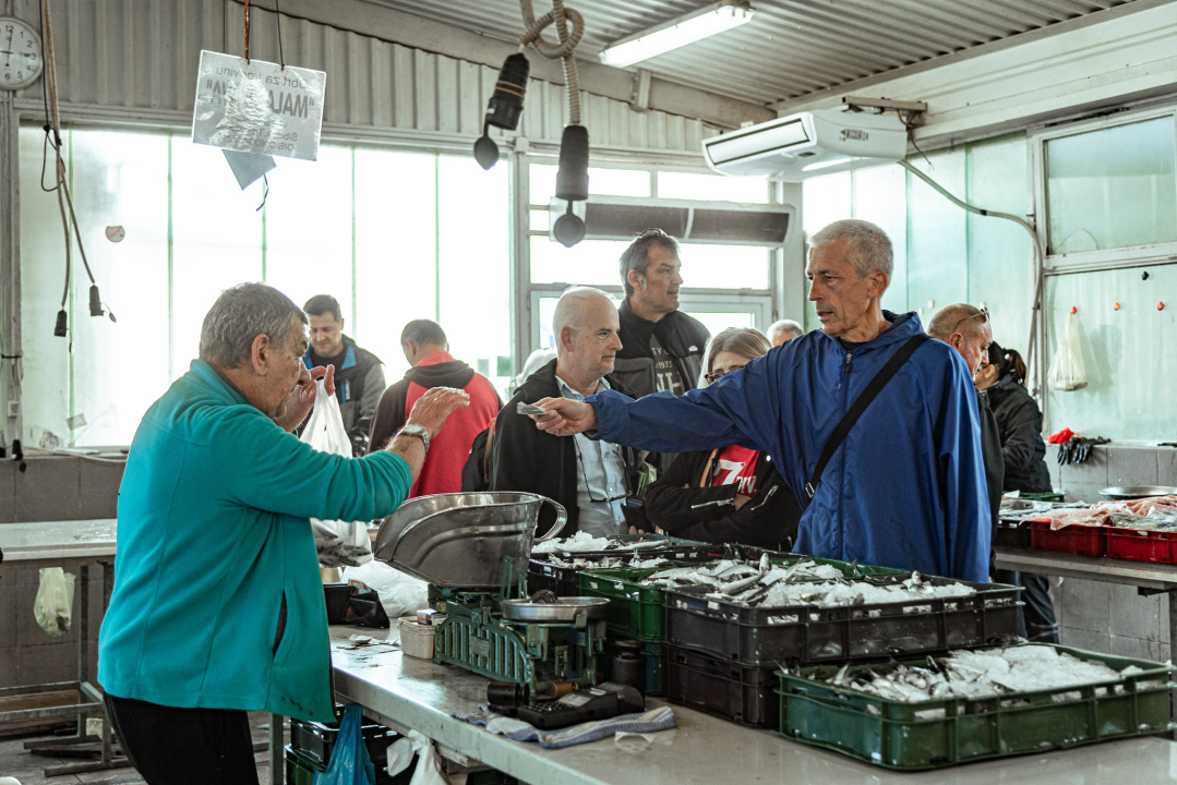 Prepuni banci na šibenskoj peškariji, kupaca ne fali, ali bira se jeftinije