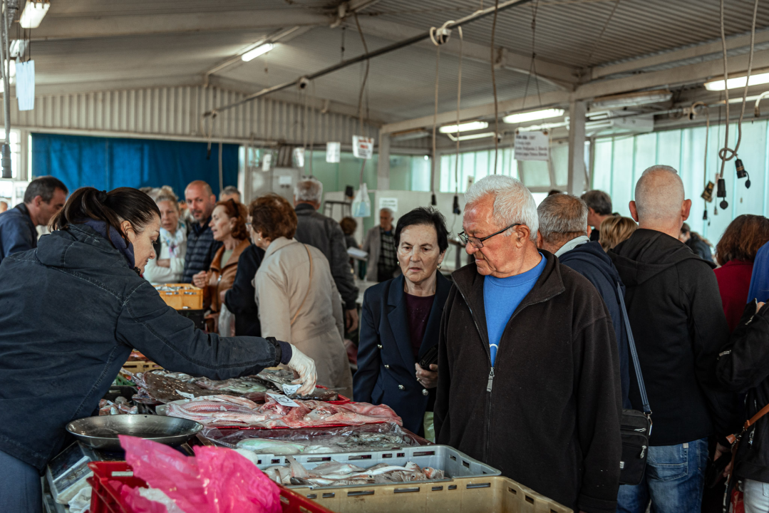 Prepuni banci na šibenskoj peškariji, kupaca ne fali, ali bira se jeftinije