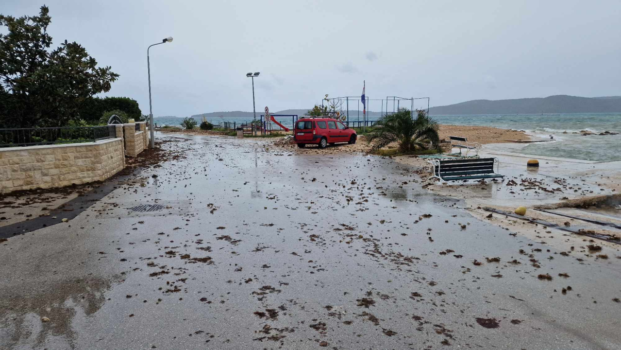 Nezadovoljni mještani Brodarice: Kiša s magistrale slijeva se po ulicama jer upojni bunar ne funkcionira