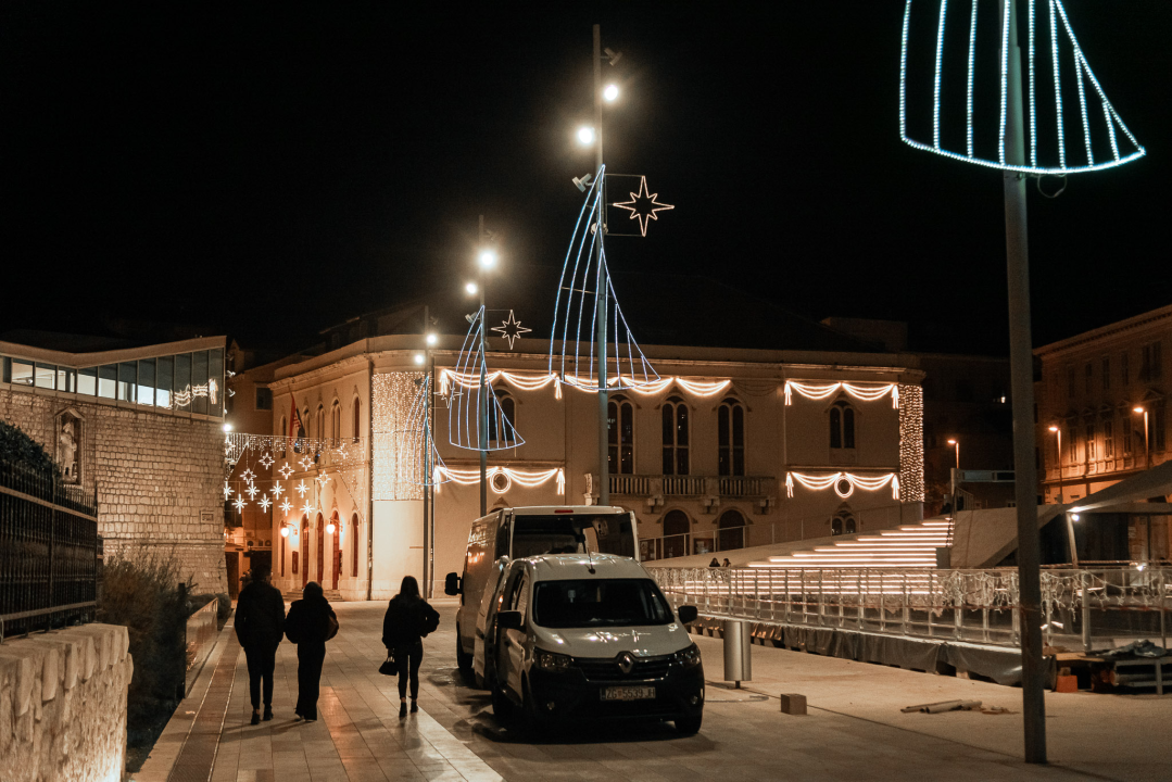 Šibenik je spreman za Adventuru: Pogledajte večernje kadrove koji bude božićni duh