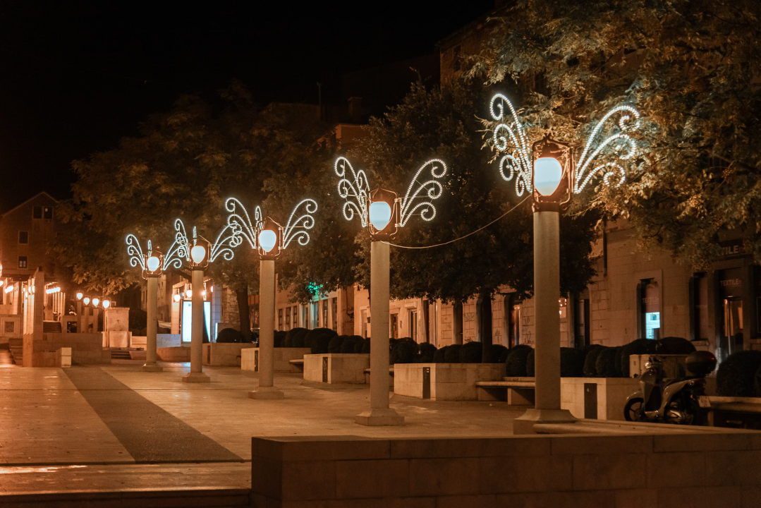 Šibenik je spreman za Adventuru: Pogledajte večernje kadrove koji bude božićni duh
