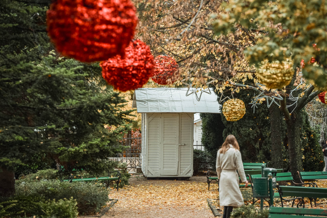 Advent sve bliže: Kućice su jutros stigle u park, a evo i što ćemo jesti