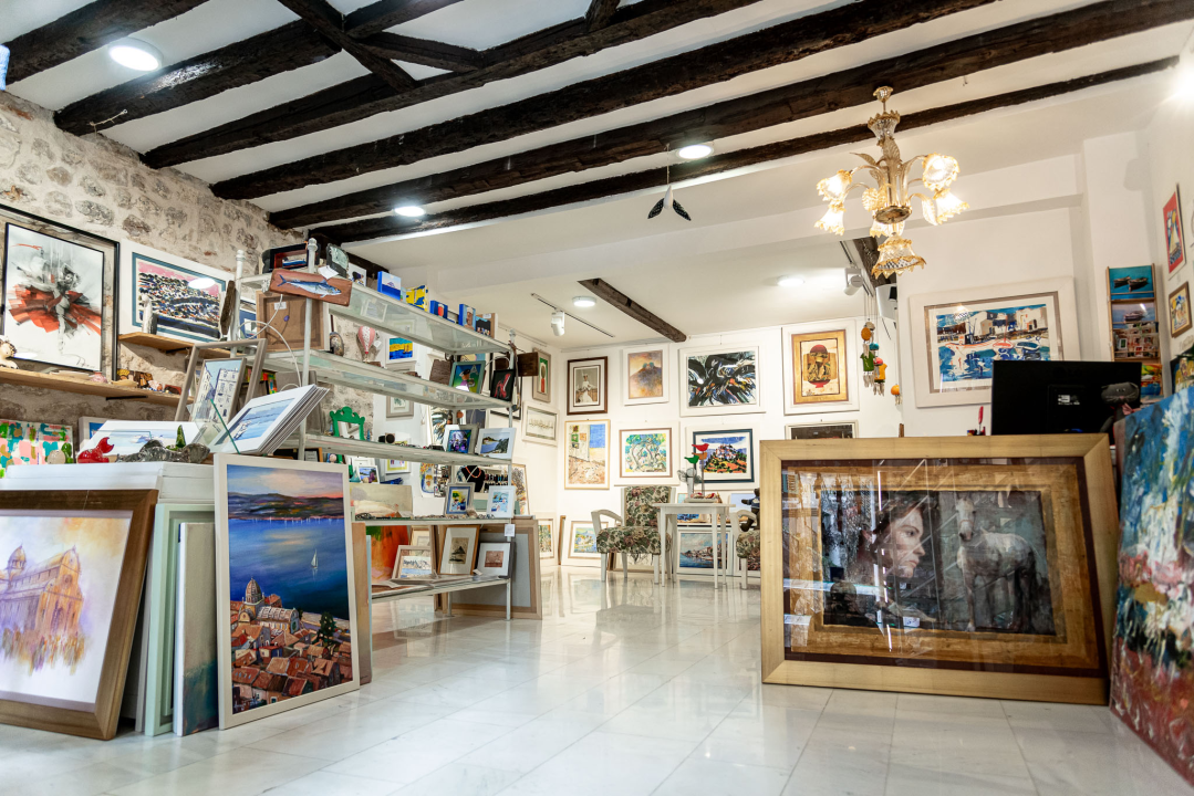 Božić je stigao u Galeriju Juraj Dalmatinac: Pronađite unikatne umjetnine i darove!