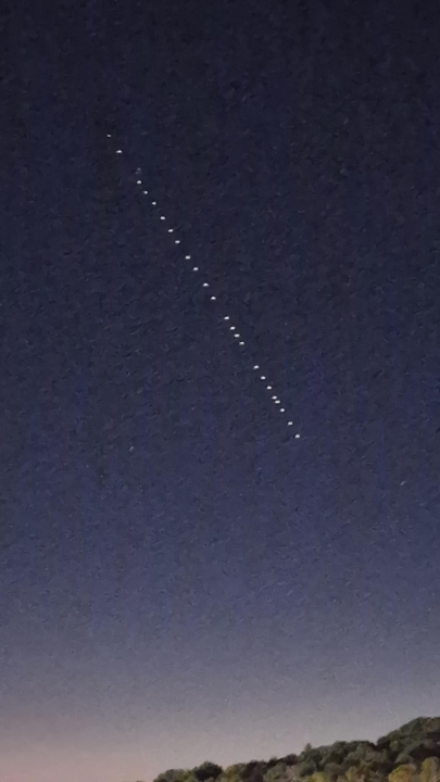 Nema panike, nisu vanzemaljci: Ova čudna crta na nebu iznad Šibenika su novi StarLink sateliti