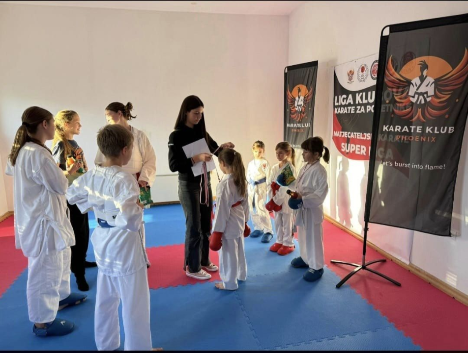 Policijski pas Tigar unio je veselje među mlade karataše u Murteru