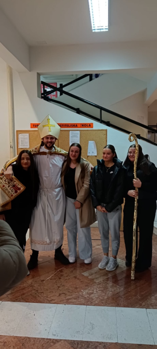 Sveti Nikola i Krampus posjetili učenike i djelatnike Medicinske škole
