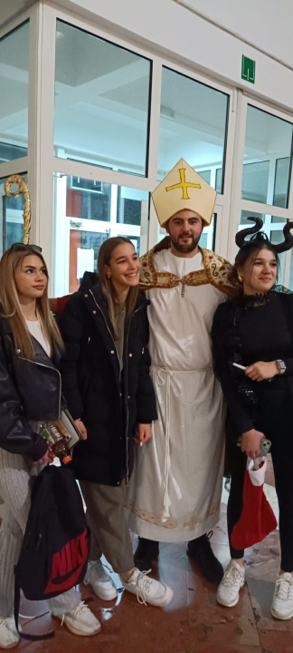 Sveti Nikola i Krampus posjetili učenike i djelatnike Medicinske škole