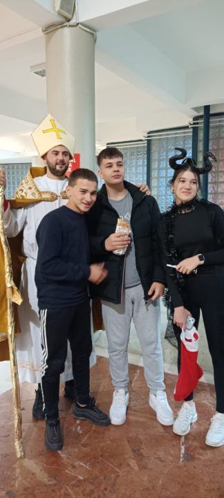 Sveti Nikola i Krampus posjetili učenike i djelatnike Medicinske škole