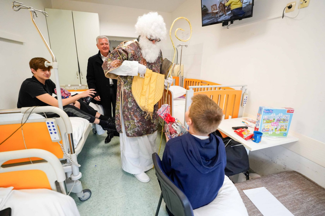 Burić u pratnji sv. Nikole razveselio mališane na šibenskoj pedijatriji