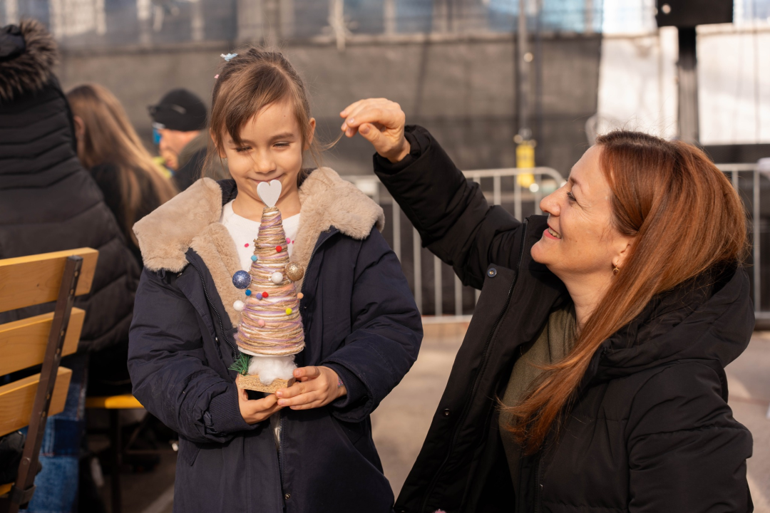 Toplina i zajedništvo: Kninski mališani na radionici izradili božićne borove