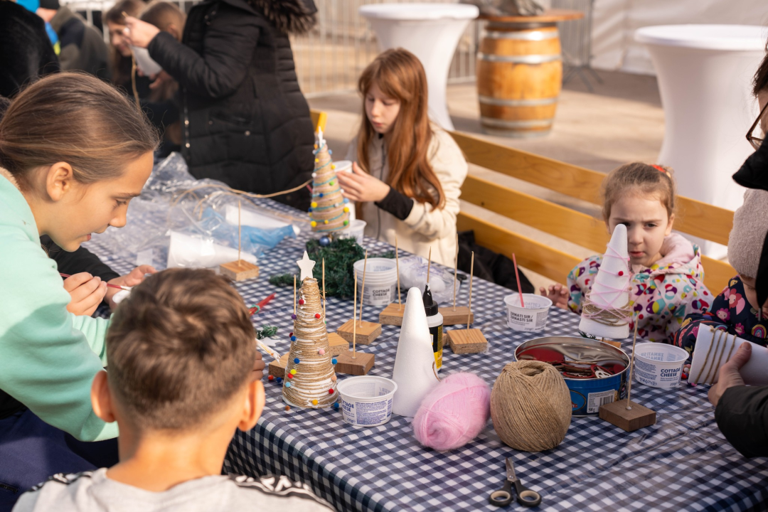 Toplina i zajedništvo: Kninski mališani na radionici izradili božićne borove