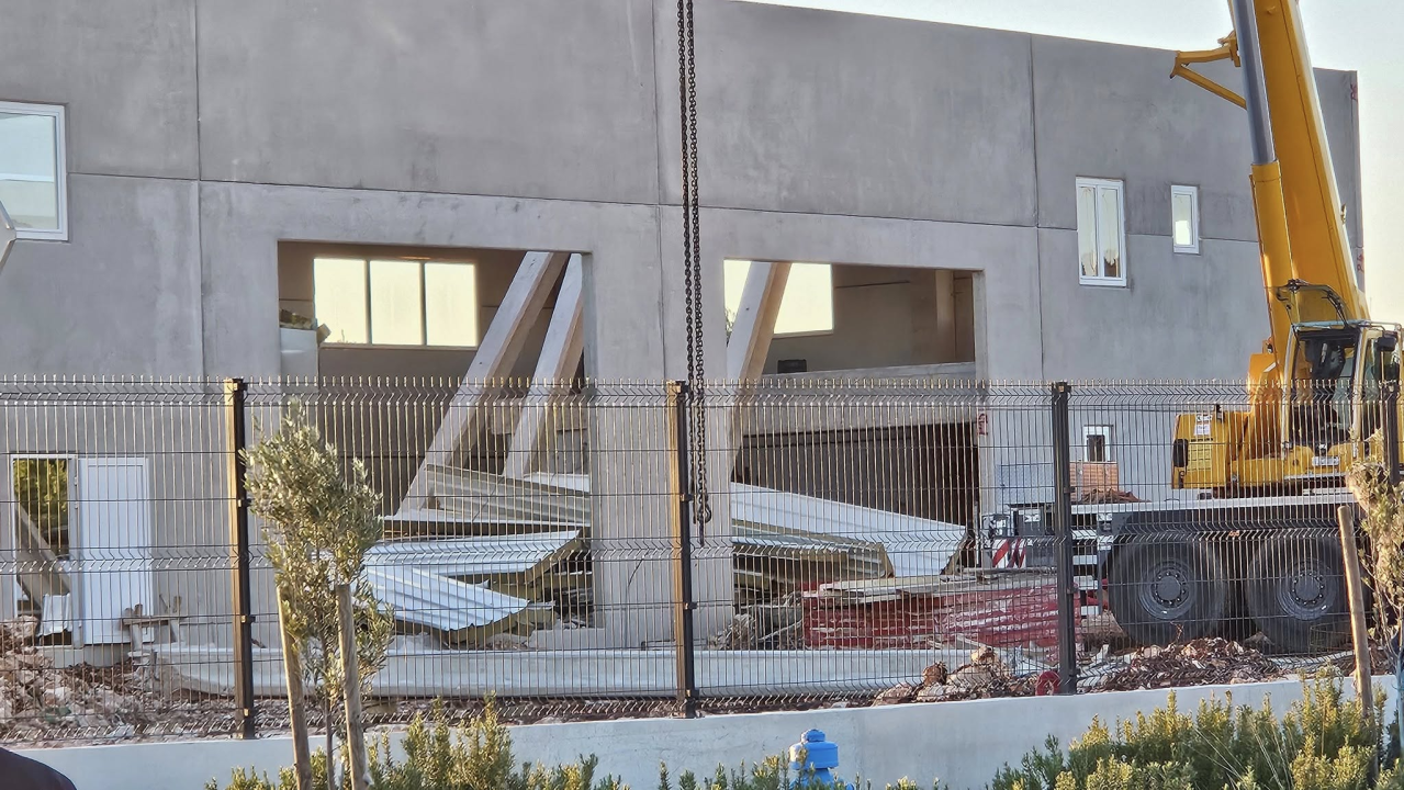 Na gradilištu na Podima bio veći broj radnika,  73-godišnjak poginuo u rušenju konstrukcije