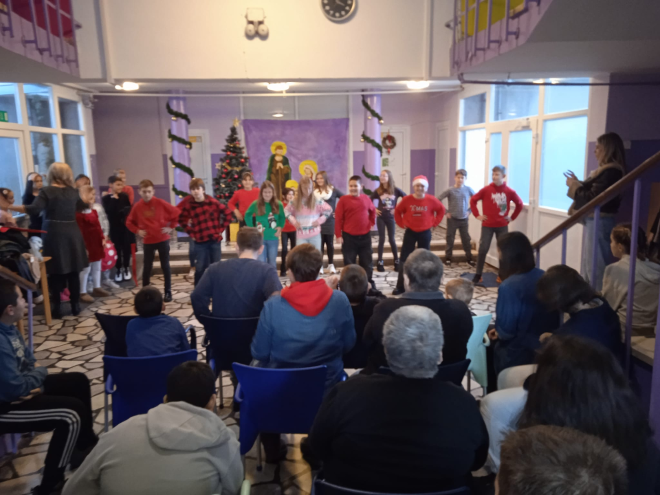 Djed Božićnjak razveselio korisnike Centra Šubićevac