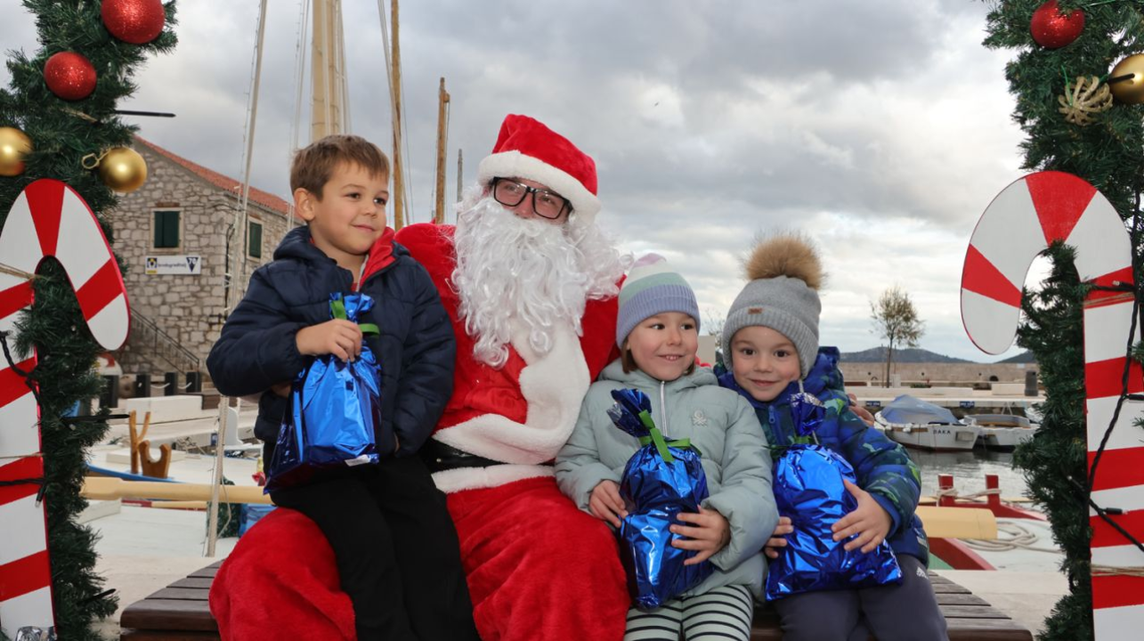 Djed Božićnjak darovao djecu u Općini Tisno