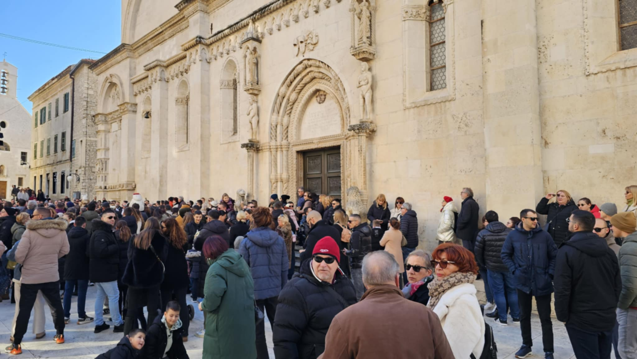 Bez podjela, bine i reflektora: Glazbenici uz brojne Šibenčane slave zajedništvo 