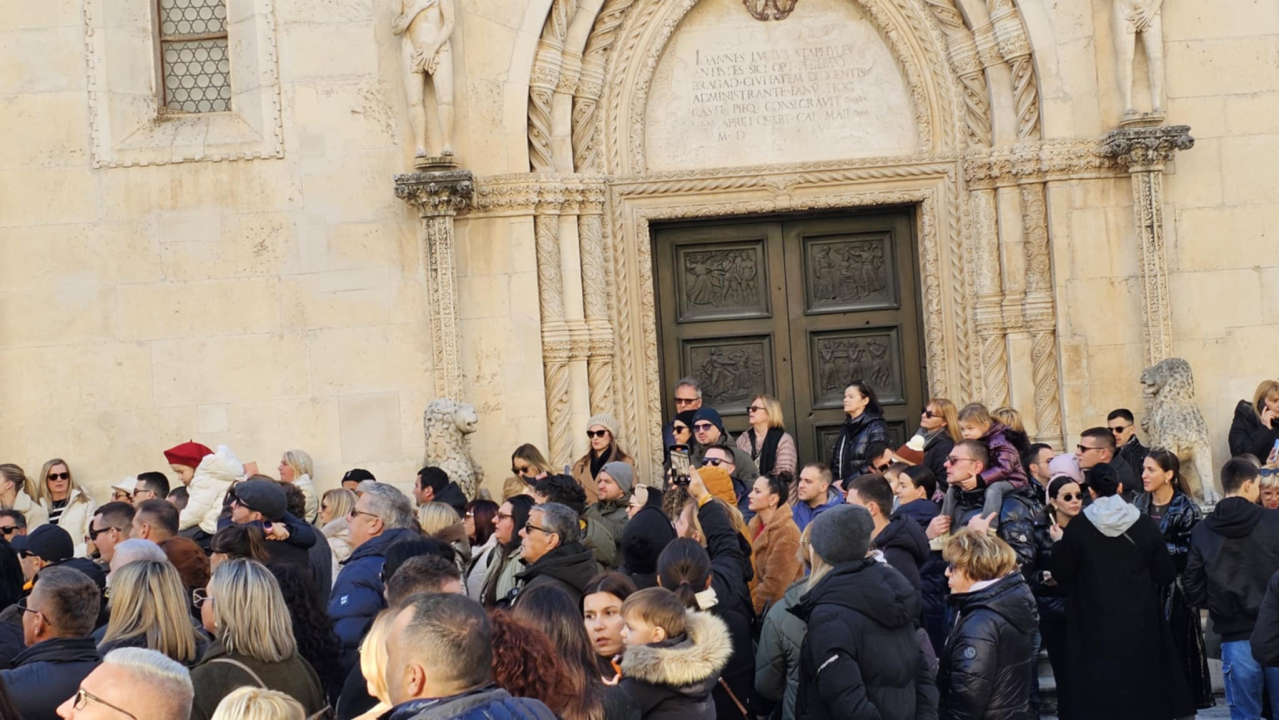 Bez podjela, bine i reflektora: Glazbenici uz brojne Šibenčane slave zajedništvo 