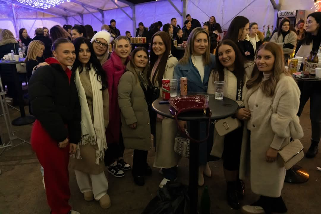 Krcato u šatoru: Adi Šoše oduševio Kninjane na Kraljevskom adventu