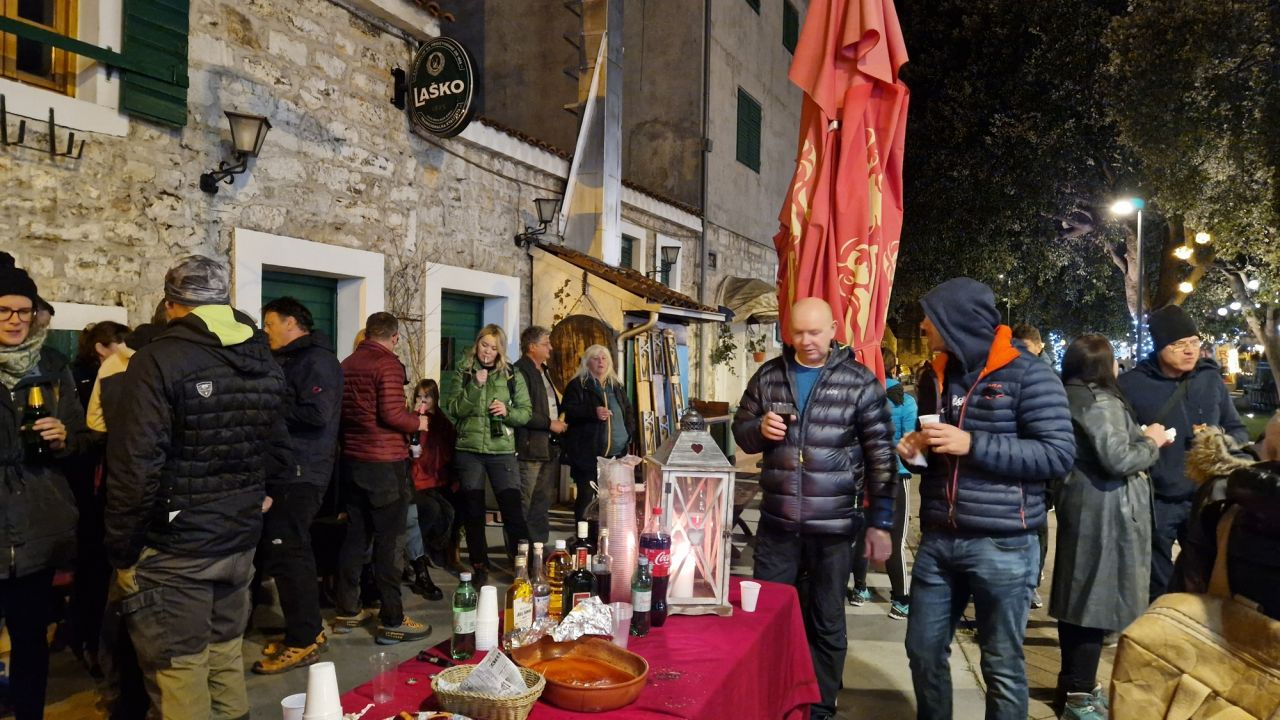 U režiji Vodiških piketaša održana noćna lagana planinarska šetnja po brdima