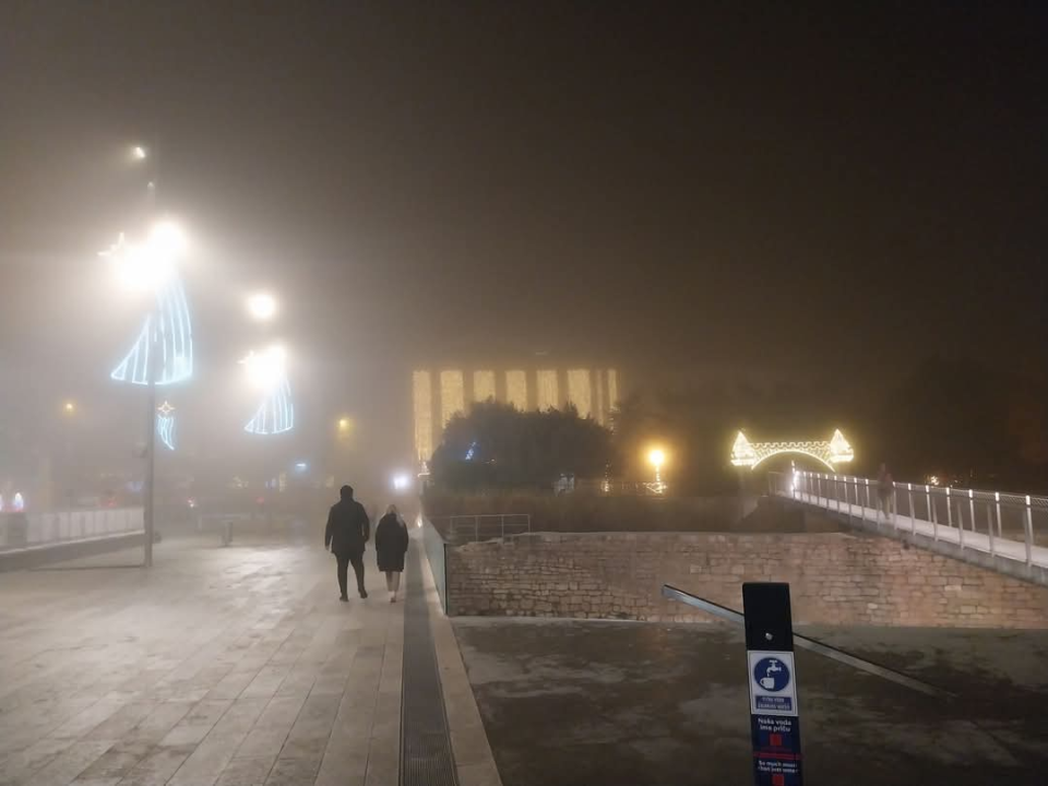 Gusta magla u gradu: Ovako trenutno izgleda pogled s Meteriza na Šibenik