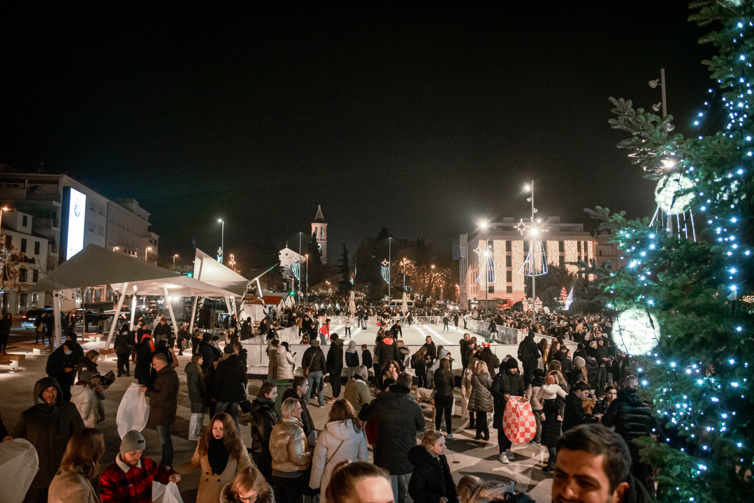 Prekrasan prizor: Lampioni dobrih želja pušteni s Poljane