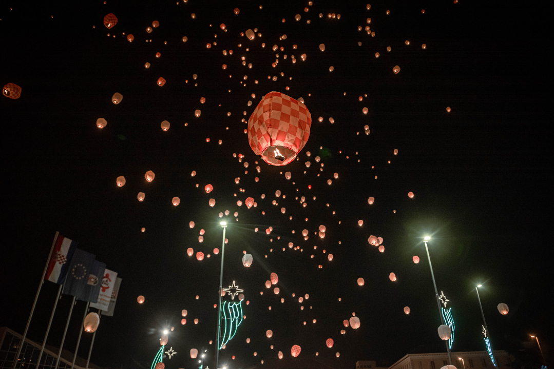 Prekrasan prizor: Lampioni dobrih želja pušteni s Poljane