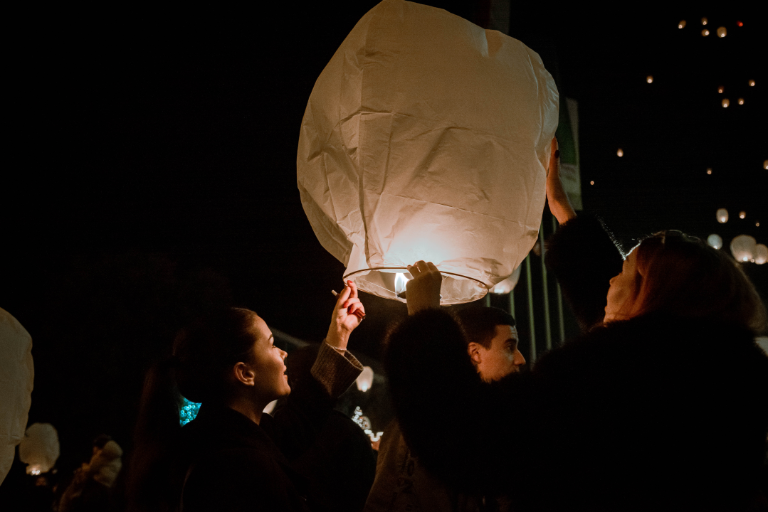 Prekrasan prizor: Lampioni dobrih želja pušteni s Poljane