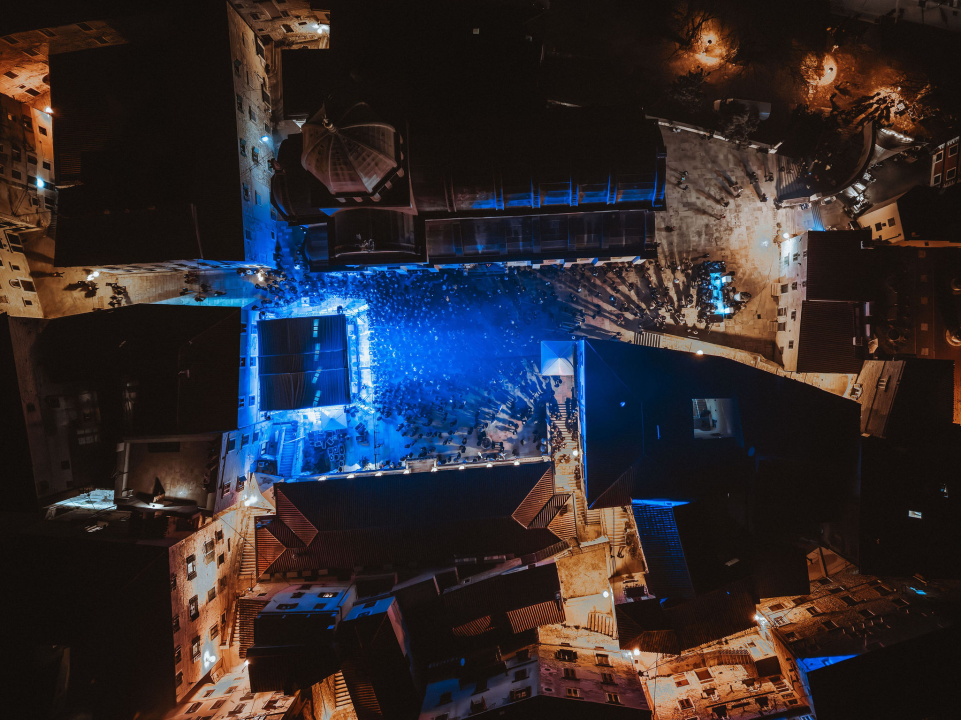 Šibenik 2025. dočekao u stilu: Plesalo se ispred dvije gradske pozornice!  