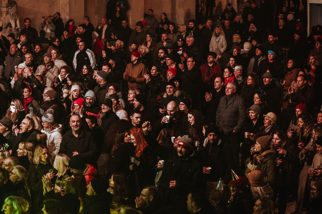 Šibenik 2025. dočekao u stilu: Plesalo se ispred dvije gradske pozornice!  