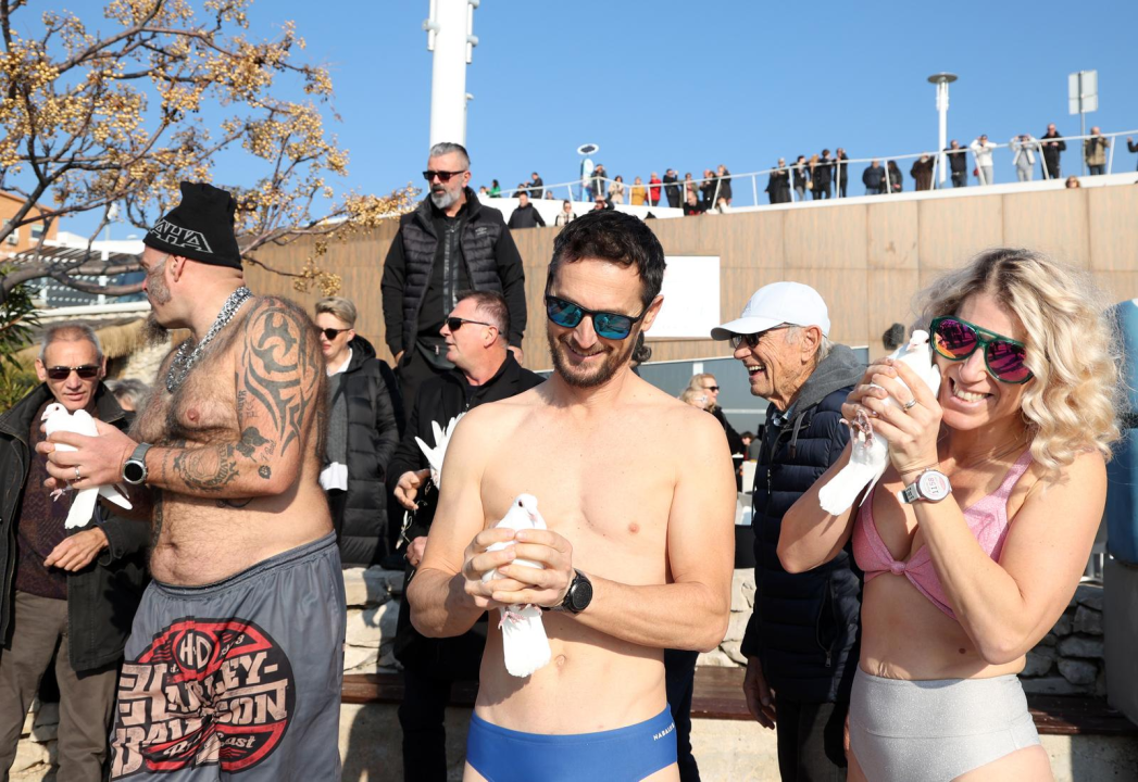 Na svega 8 stupnjeva na kupanje na Banju odvažila se 24 kupača: U zrak pustili golubove i u svijet poslali poruku mira