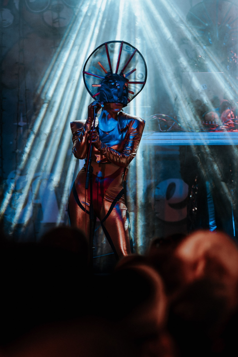 Maskirani Nipplepeople rasplesali sinoć Šibenačane u parku