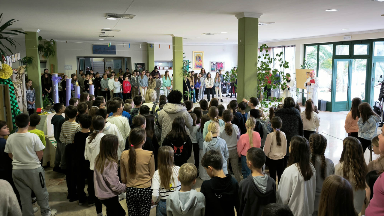 Biskup u Katoličkoj školi blagoslovio učenike, kuhinju i osoblje
