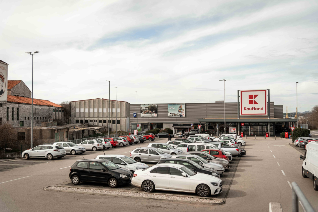 Parkirališta trgovačkih centara u Šibeniku zjape prazna, ali onaj ispred Kauflanda mogao bi vas zavarati